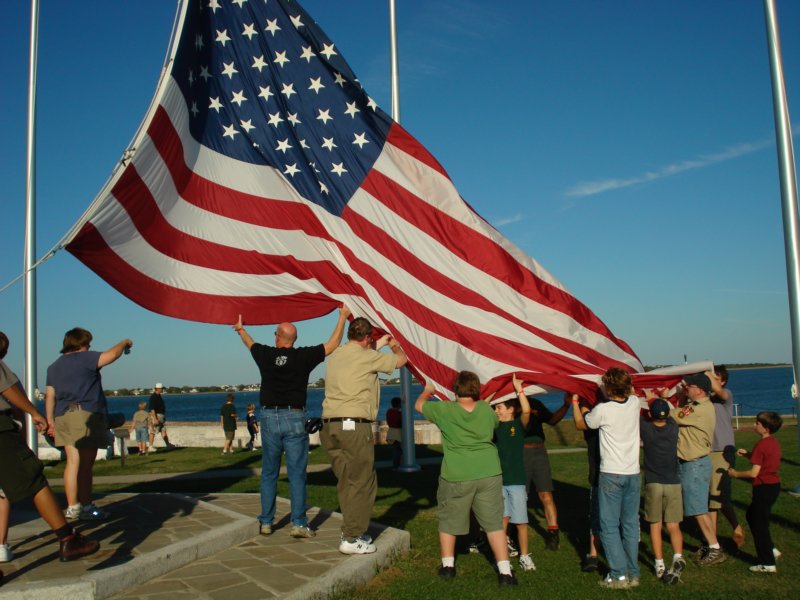 troop100lowerstheamericanflagatftsumter2.jpg